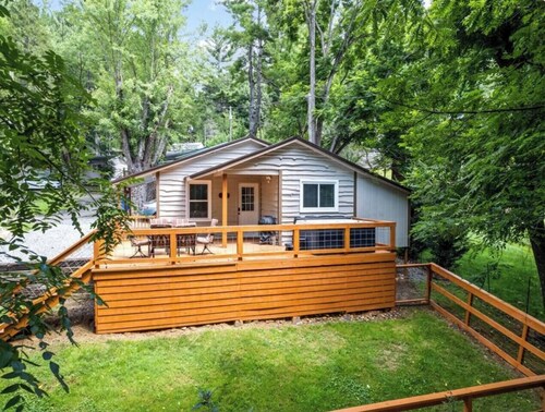 Knotty Pine Cottage-Cozy, Hot Tub, Pet Friendly!