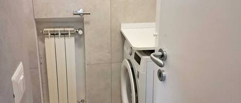 Dusj, hårføner, bidé og håndklær