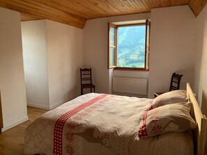 3 habitaciones y tabla de planchar con plancha 