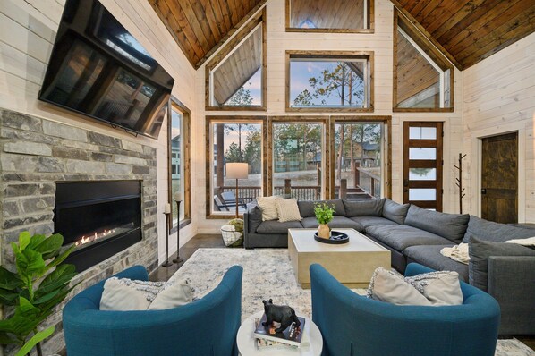 スマートテレビ、暖炉、テレビゲーム、テーブルサッカー台