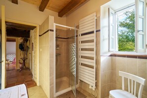 Shower, hair dryer - Farmhouse in Montagrier – Comfort, Private Garden, and Family-Friendly Welcome (Montagrier)
