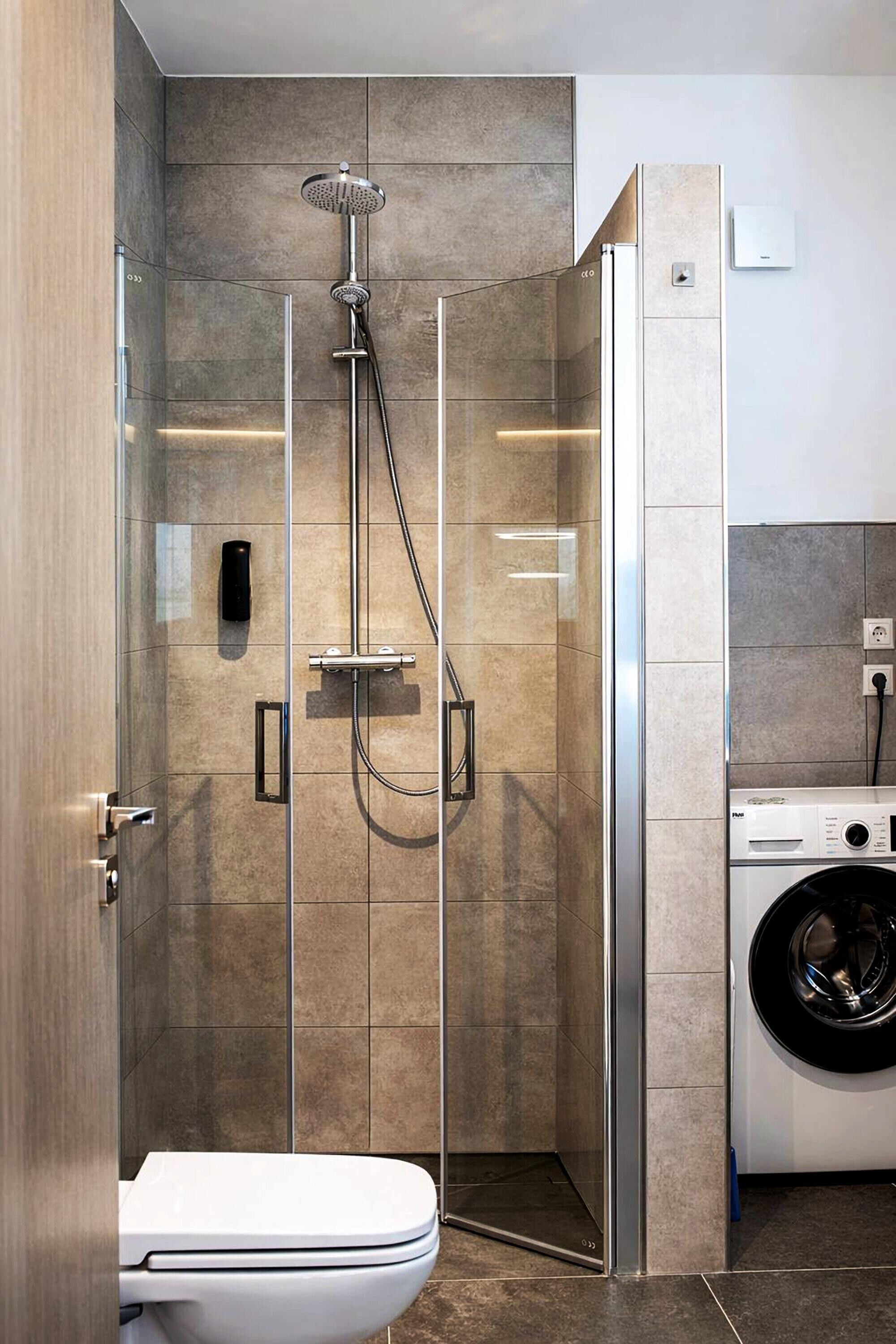 Douche, sèche-cheveux, serviettes fournies