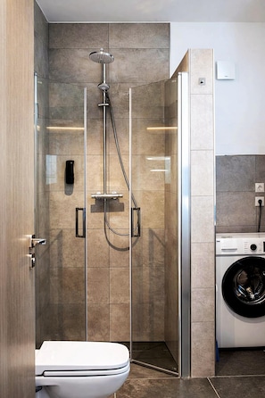 Dusche, Haartrockner, Handtücher