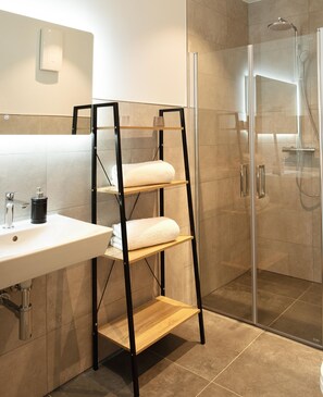Dusche, Haartrockner, Handtücher