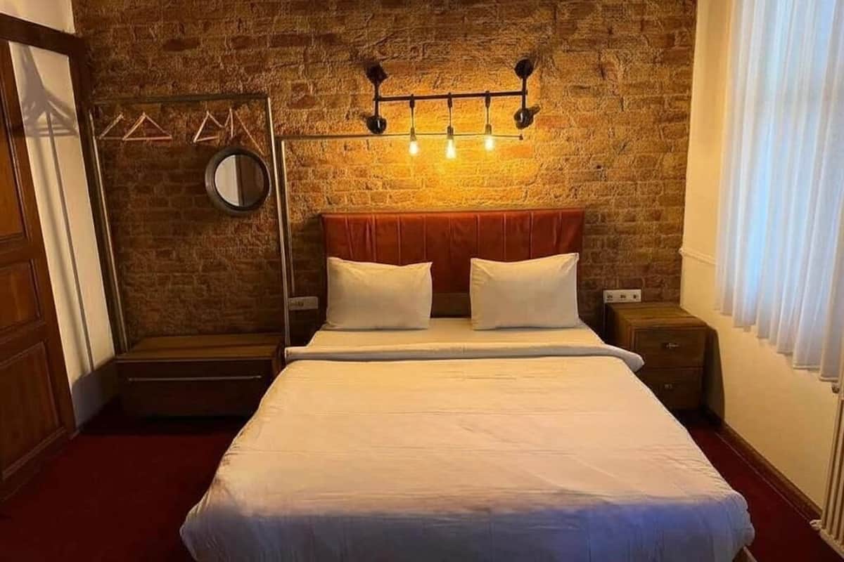 Habitación estándar doble | Ropa de cama de alta calidad y escritorio