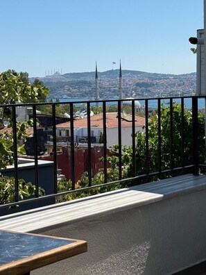 Deluxe Room with Sea View | Terraza o patio