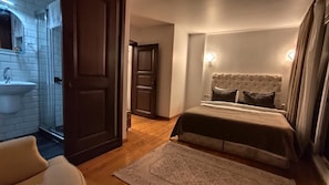 Apartamento Deluxe | Baño | Ducha, artículos de higiene personal gratuitos y secador de pelo