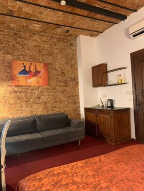 Habitación estándar doble | Cocina privada | Frigorífico pequeño, placa de cocina y utensilios de cocina