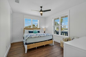 5 bedrooms, iron/ironing board, Internet, bed sheets