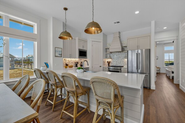 冷蔵庫、電子レンジ、オーブン、コンロ