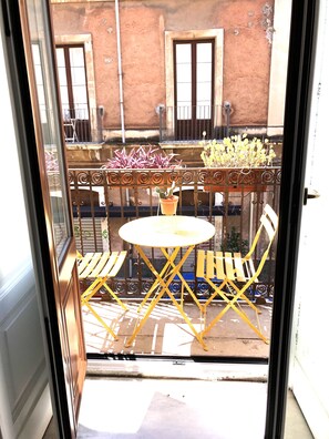 Outdoor dining - Apartment 'Bouquet' with Balcony, Wi-Fi and Air Conditioning (Catania)
