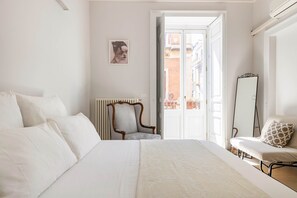 1 dormitorio, escritorio, tabla de planchar con plancha y wifi