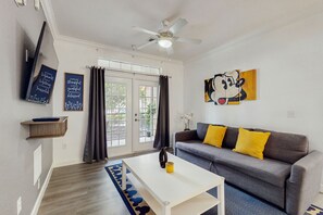 テレビ、DVD プレーヤー