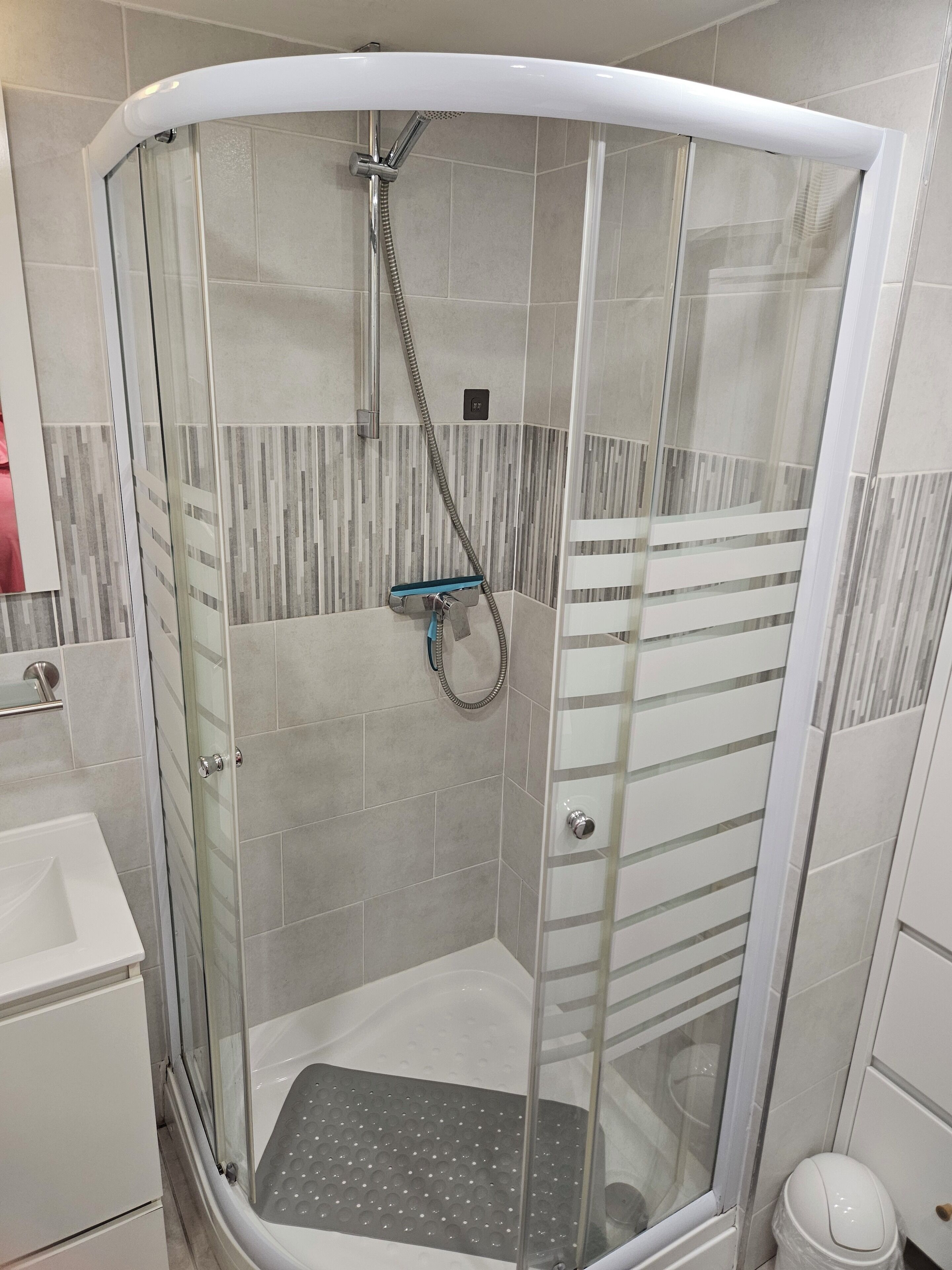 Een douche, een haardroger, handdoeken, zeep