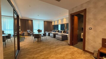 Caja de seguridad en la habitación y escritorio 