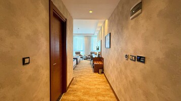 客房内保险箱、办公桌、笔记本电脑工作区、遮光窗帘