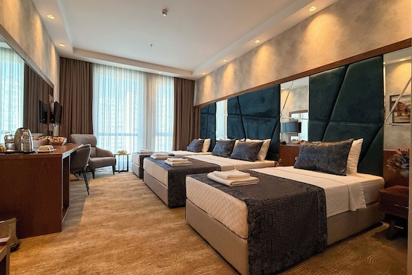 Una cassaforte in camera, una scrivania, postazione laptop