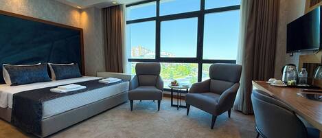 Een kluis op de kamer, een bureau, een laptopwerkplek