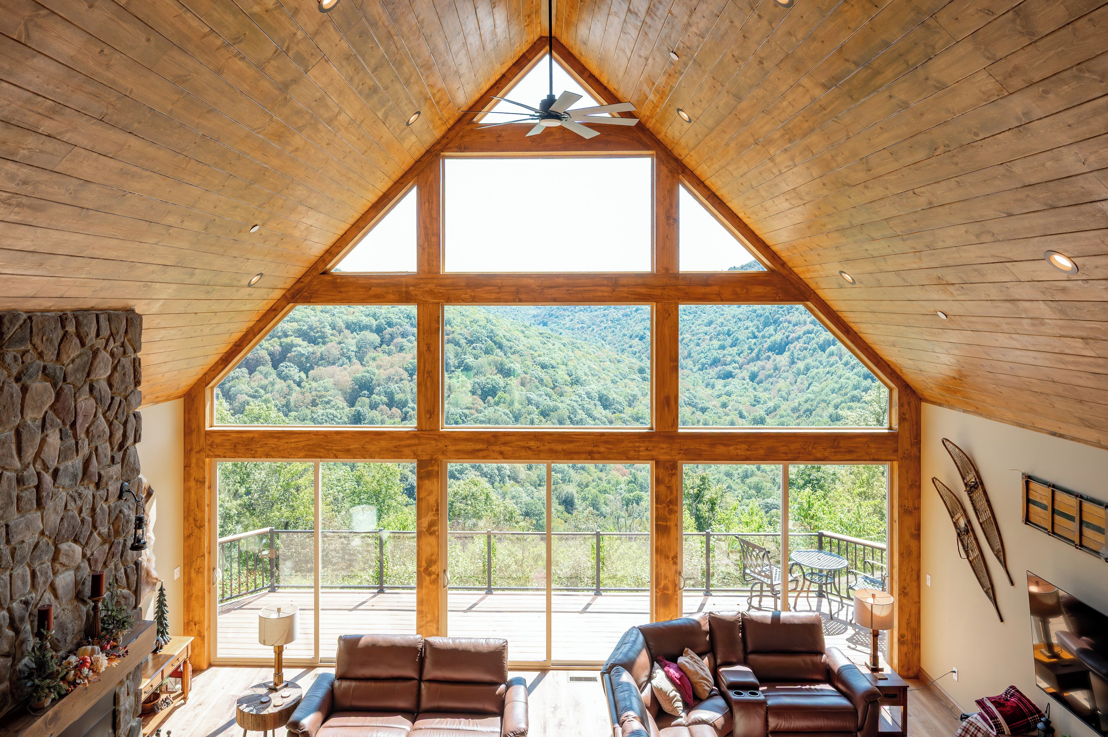 Smart TV, chimenea y oficina 