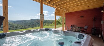 New! Luxurious Mountain Getaway w/ Hot Tub