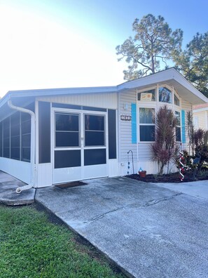 Exterior - Roomy 2 Bed home in Sarasota Resort; near Siesta Key Beach! Includes golf cart. (Sarasota)