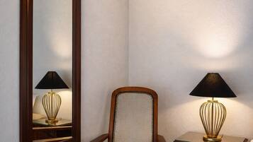 Kamar Double, 1 Tempat Tidur King, pemandangan gunung | Meja kerja