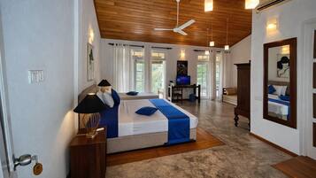 Kamar Double, 1 Tempat Tidur King, pemandangan gunung | Meja kerja