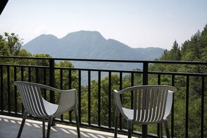 Cabaña panorámica, varias camas, vistas a la montaña | Escritorio