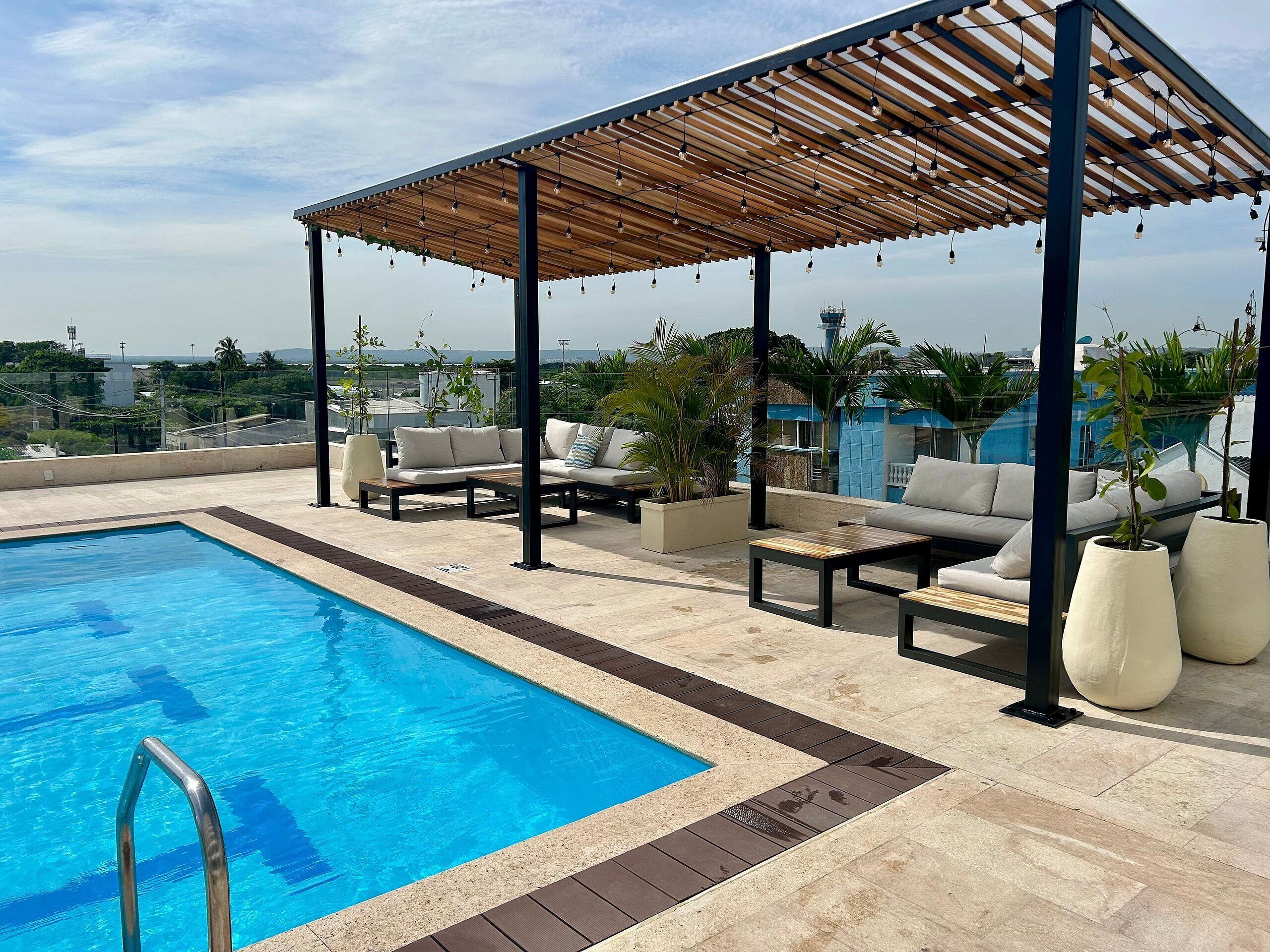 Una piscina al aire libre