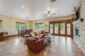 Fernseher, Kamin, Tischtennisplatte