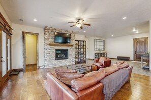 Fernseher, Kamin, Tischtennisplatte