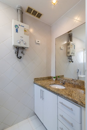 Shower, hair dryer, towels - Apartment in Botafogo with balcony | GSV301 (Rio de Janeiro)