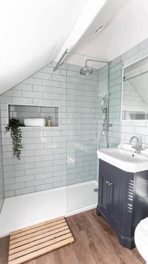 Een douche, een haardroger, handdoeken, toiletpapier
