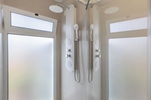 Douche, sèche-cheveux, bidet, serviettes fournies