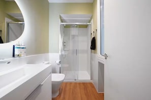 Een haardroger, een bidet, handdoeken, zeep