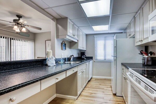 Fridge, microwave, oven, dishwasher - Island Club 116 - Hilton Head (Hilton Head Island)