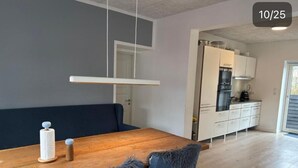 Una cocina moderna con armarios blancos y encimera de madera.