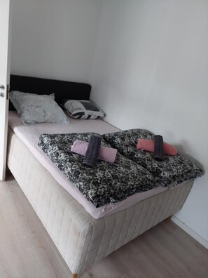 3 habitaciones, tabla de planchar con plancha, wifi y ropa de cama 