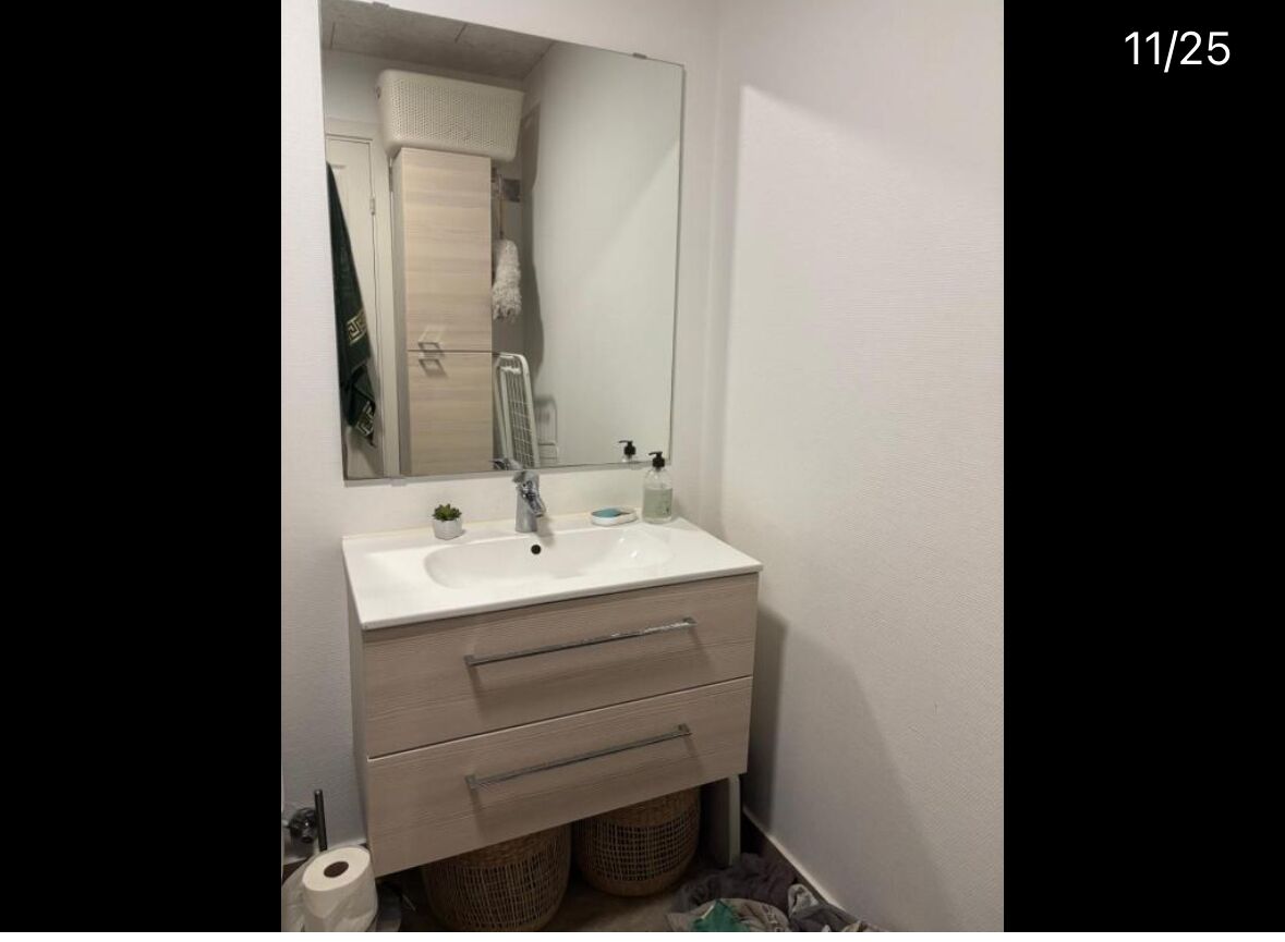 Suihku, hiustenkuivaaja, pyyhkeet, saippua