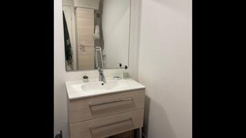 Suihku, hiustenkuivaaja, pyyhkeet, saippua