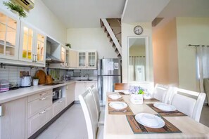 Refrigerador, microondas, placa de cocina, cafetera/tetera
