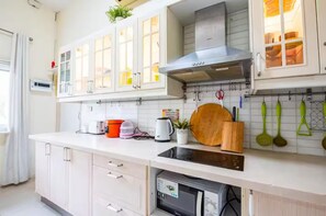 Refrigerador, microondas, placa de cocina, cafetera/tetera
