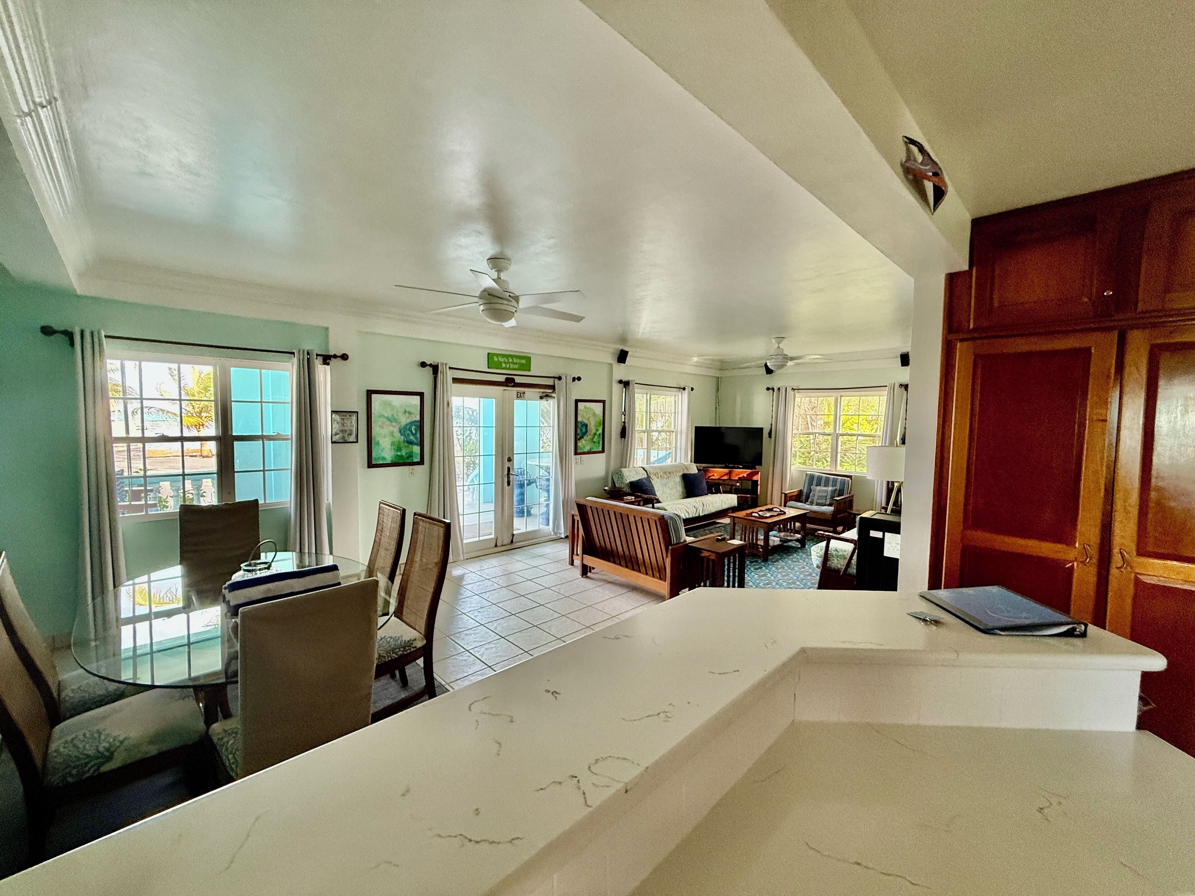 Exclusive Condo, Penyaman udara, Beach View | Ruang tamu | 32 inci televisyen dengan kabel 