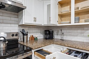 Fridge, microwave, oven, stovetop - Your Home Away from Home – 3BR Near Downtown & Trinity Groves (Dallas)