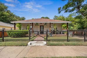 Exterior - Your Home Away from Home – 3BR Near Downtown & Trinity Groves (Dallas)