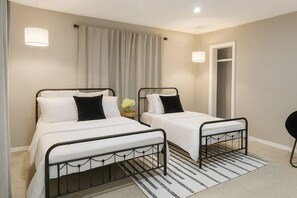 3 bedrooms, in-room safe, iron/ironing board, free WiFi - Your Home Away from Home – 3BR Near Downtown & Trinity Groves (Dallas)