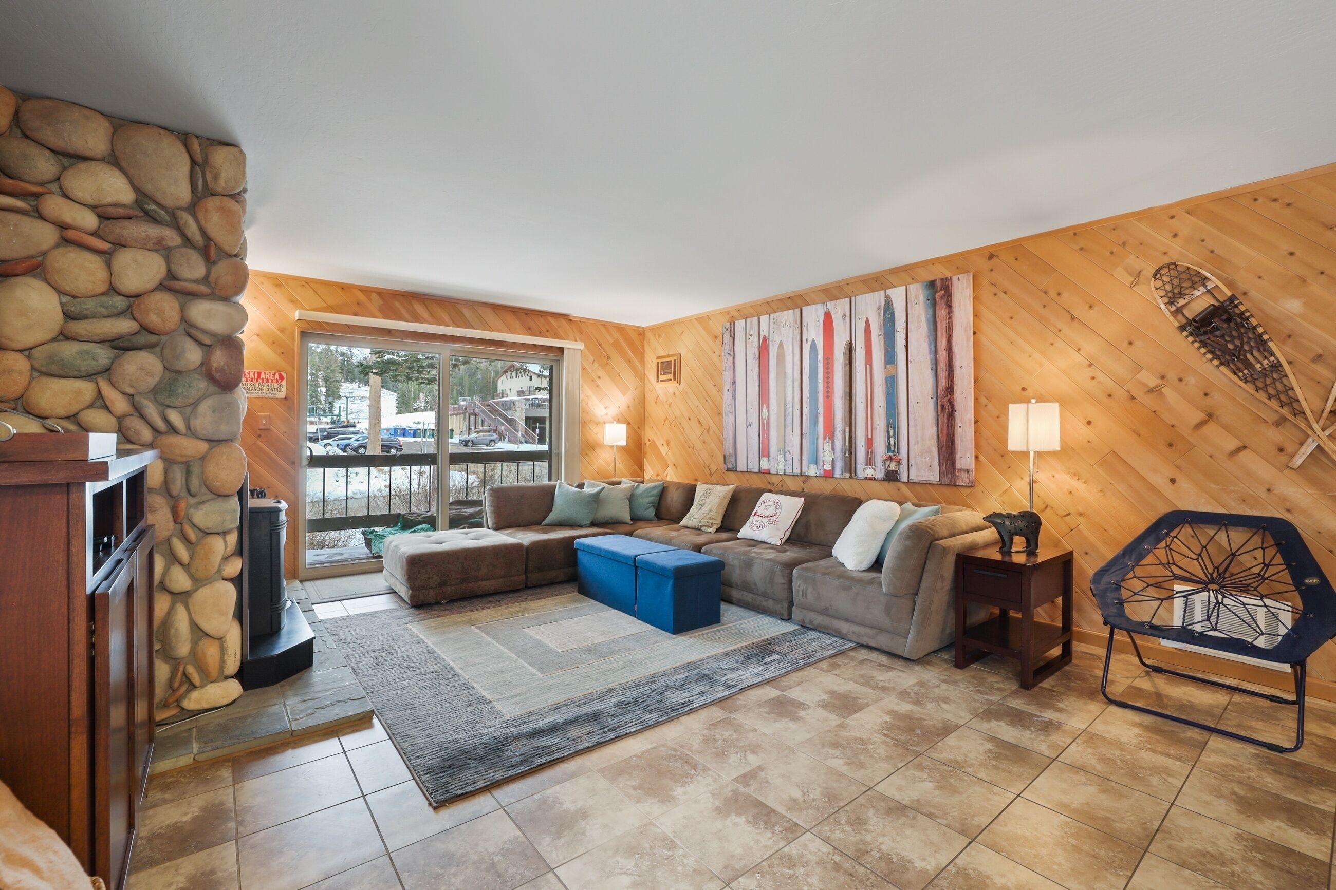 Televisión y chimenea 