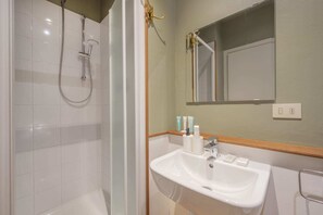Secador de pelo, bidet, toallas