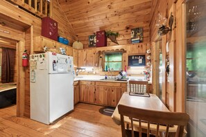 Kühlschrank, Mikrowelle, Ofen, Wasserkocher mit Kaffee-/Teezubehör