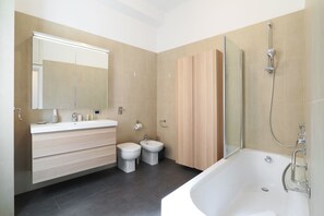 Sèche-cheveux, bidet, serviettes fournies